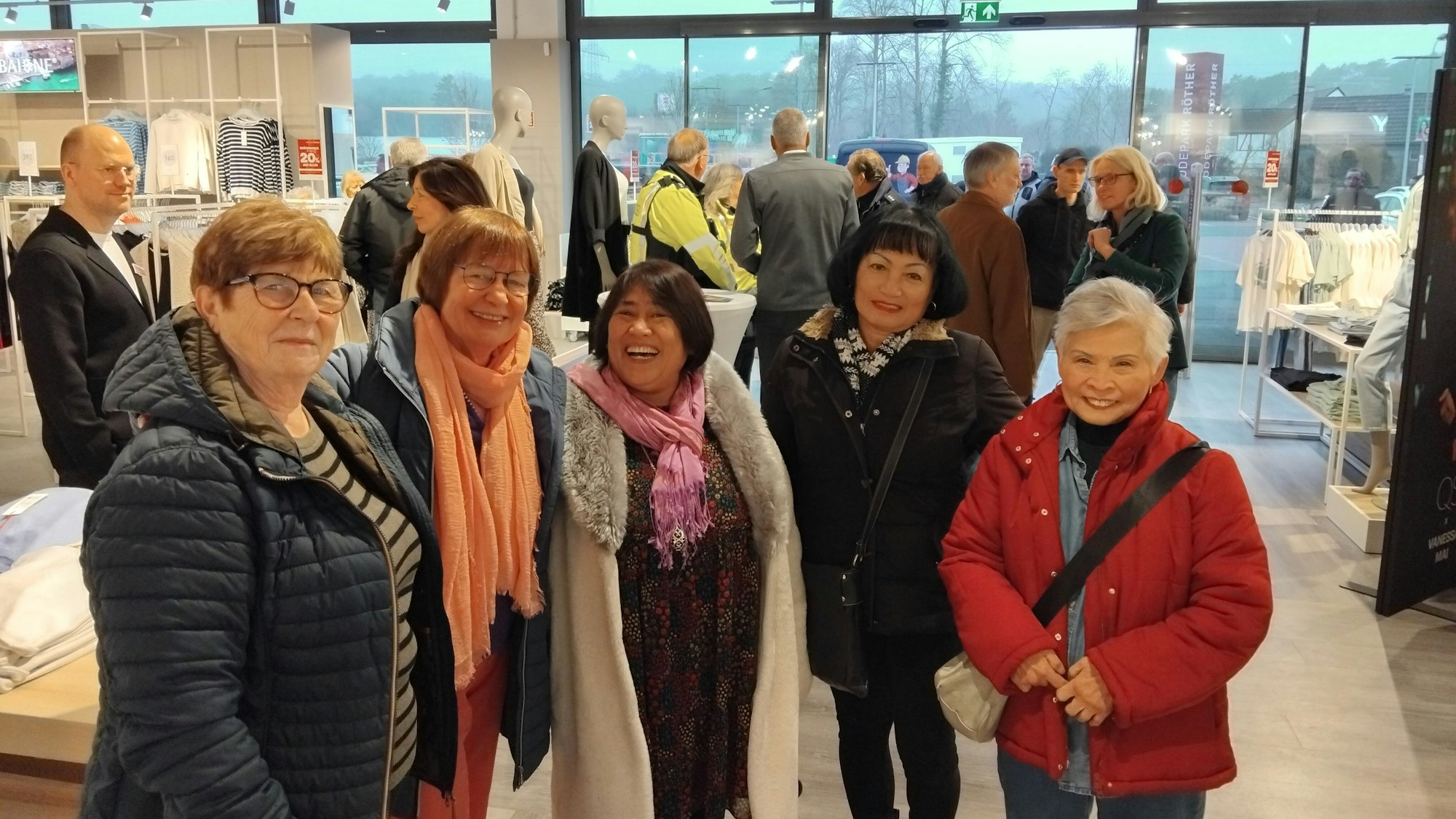 Kundinnen und Kunden in einem Modegeschäft