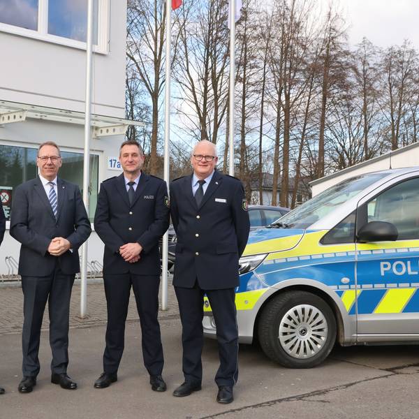 Der neue Wachleiter André Kuba (Zweiter von recht) mit (von links) Carsten Röser, Landrat Jochen Hagt und Michael Schüttler.