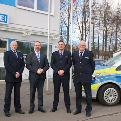 Der neue Wachleiter André Kuba (Zweiter von recht) mit (von links) Carsten Röser, Landrat Jochen Hagt und Michael Schüttler.