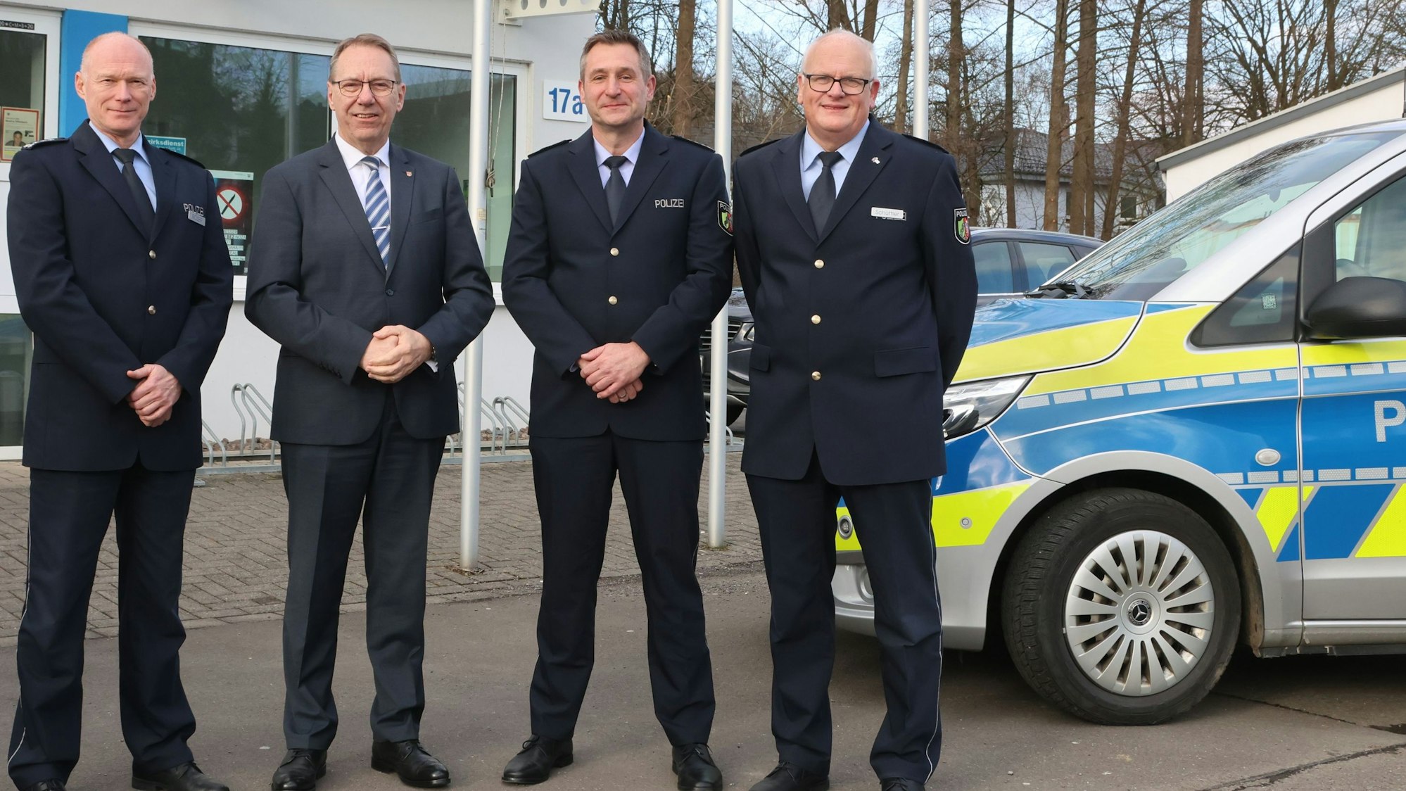 Der neue Wachleiter André Kuba (Zweiter von recht) mit (von links) Carsten Röser, Landrat Jochen Hagt und Michael Schüttler.