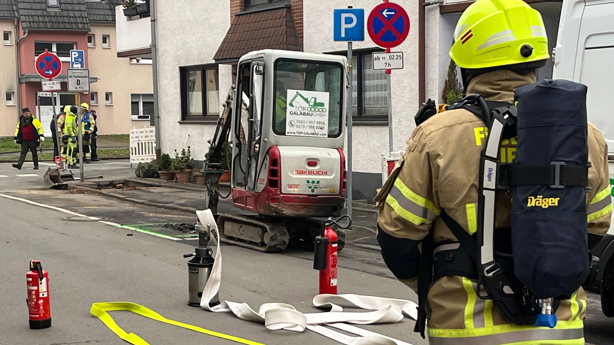 Beim Durchschießen eines Glasfaserkabels wurde eine Gasleitung durchbohrt. Zahlreiche Häuser an der Gartenstraße in Siegburg wurden geräumt.