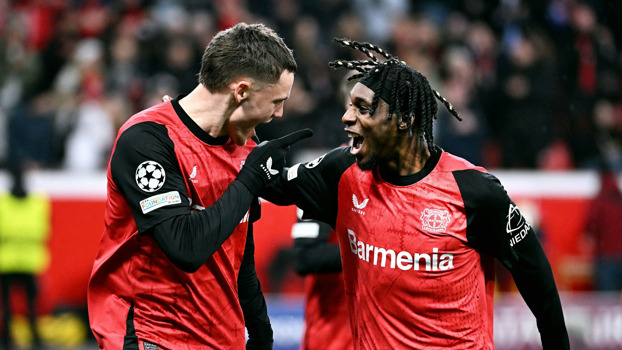 Fussball, Champions League, Deutschland, Herren, Saison 2024/2025, 8. Spieltag, BayArena Leverkusen: Bayer Leverkusen - Sparta Prag 2:0 Jubel Florian Wirtz LEV nach seinem Tor zum 1:0, zusammen mit Jeremie Frimpong LEV. Jubel, Freude, Aktion. *** Football, Champions League, Germany, Men, Season 2024 2025, Matchday 8, BayArena Leverkusen Bayer Leverkusen Sparta Prague 2 0 Celebration Florian Wirtz LEV after his goal for 1 0, together with Jeremie Frimpong LEV Cheering, joy, action