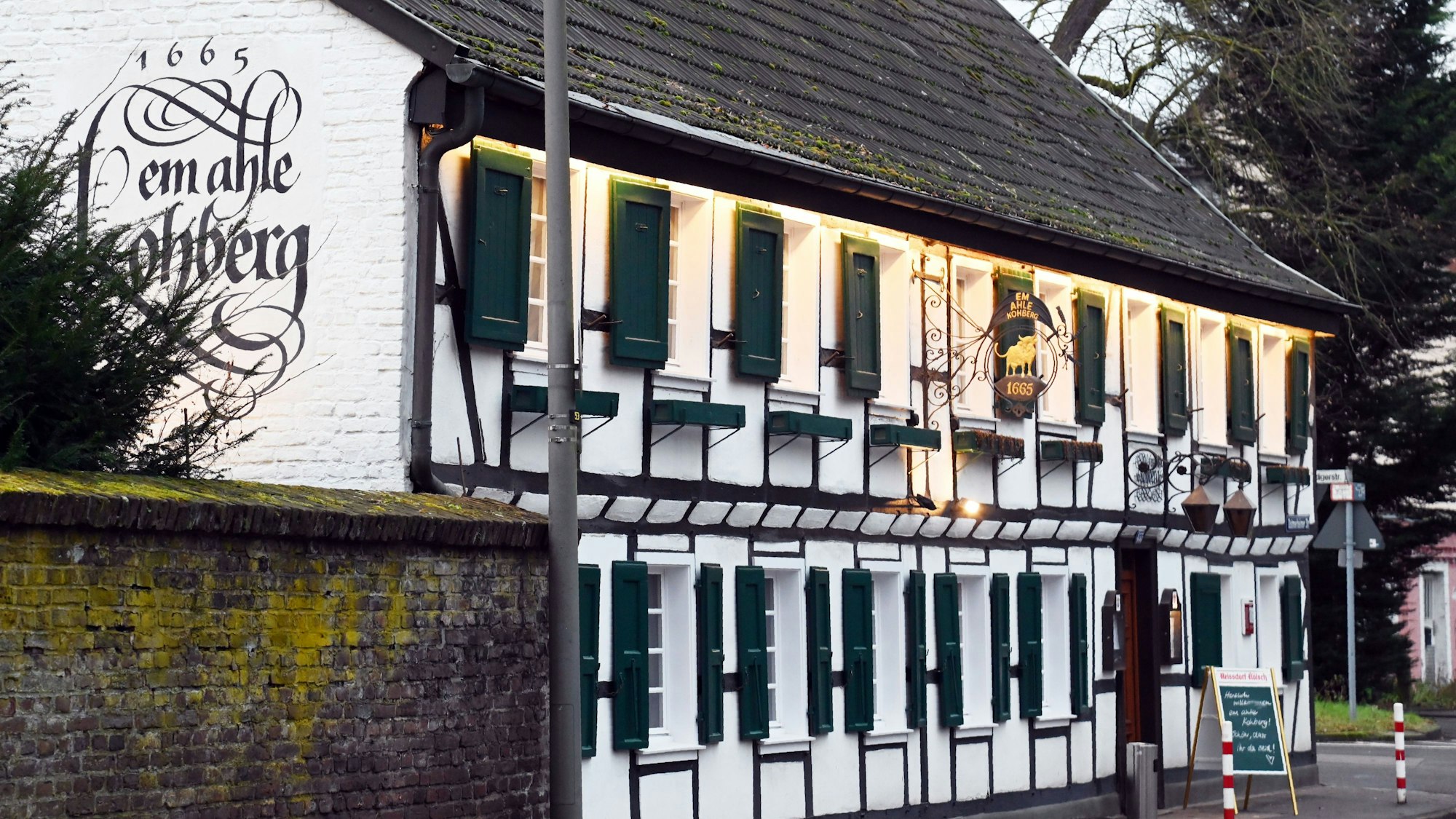 Ein altes, schönes Fachwerkhaus ist von außen zu sehen.