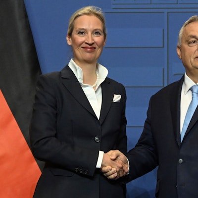 Weidel und Orban trafen sich im früheren Karmeliterkloster auf der Budapester Burg zu einem Gespräch. Der Auftritt bei der Pressekonferenz vor ungarischen und deutschen Fahnen wirkte wie ein Staatsbesuch.