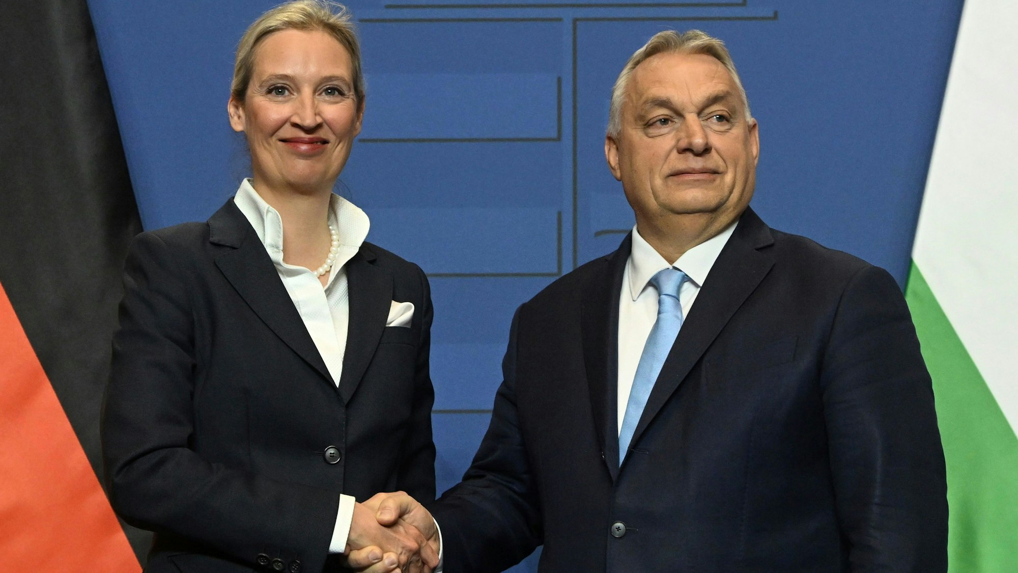 Weidel und Orban trafen sich im früheren Karmeliterkloster auf der Budapester Burg zu einem Gespräch. Der Auftritt bei der Pressekonferenz vor ungarischen und deutschen Fahnen wirkte wie ein Staatsbesuch.