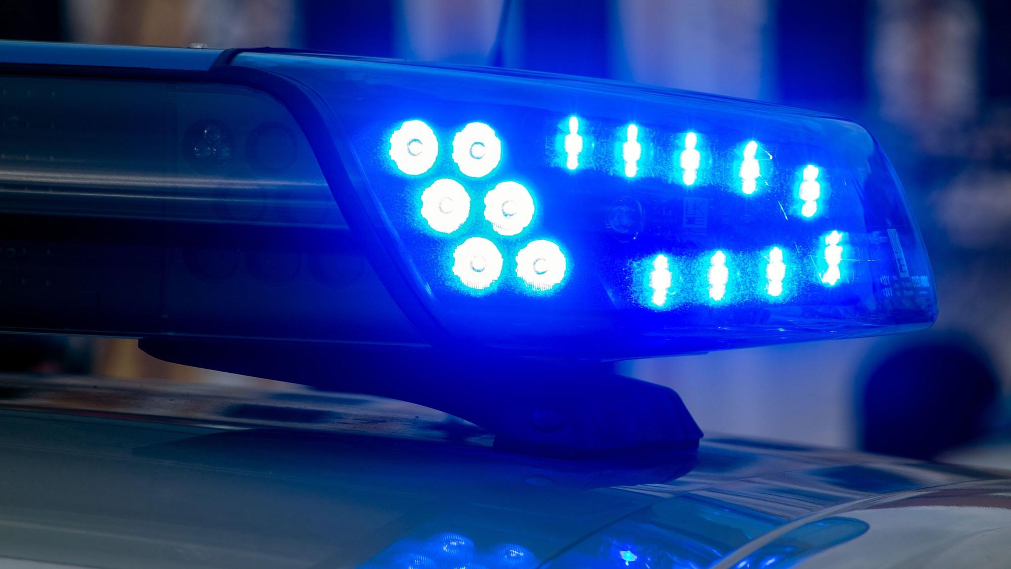 Ein Blaulicht der Polizei leuchtet auf.