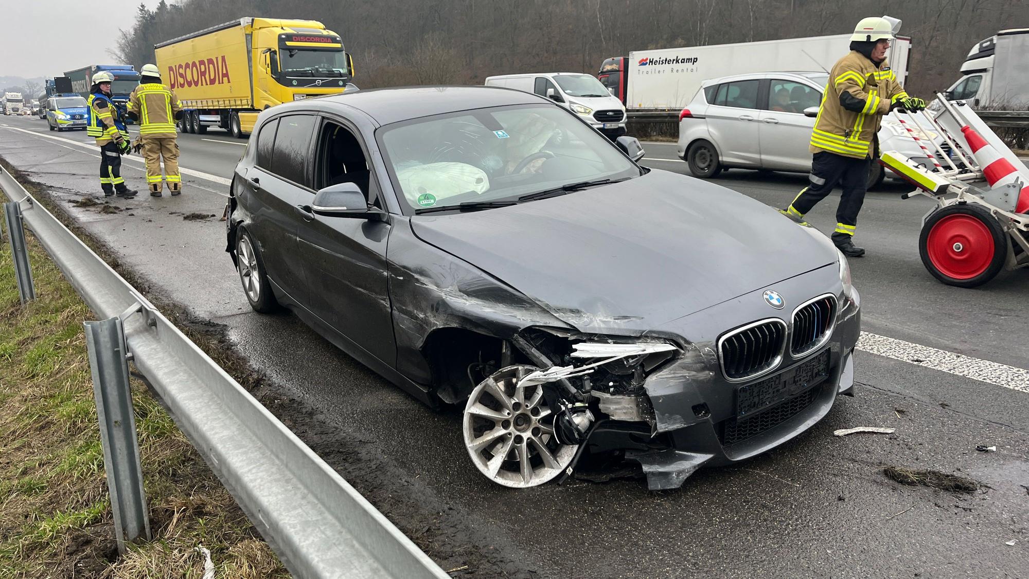Ein Auto mit abgerissenem Reifen steht an der Leitplanke.