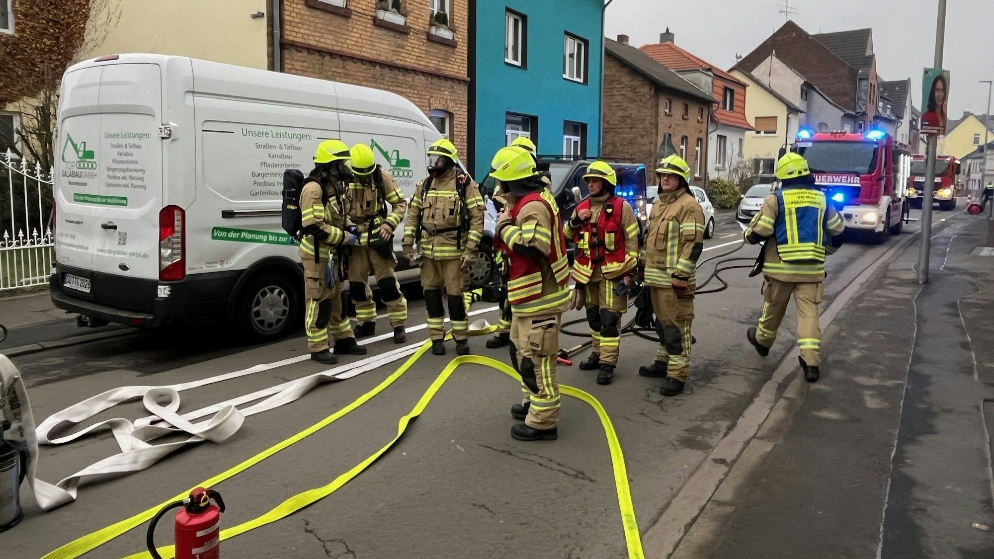 Bei Arbeiten am Hausanschluss des Glasfasernetzes im Siegburger Stadtteil Brückberg traf ein Bagger eine Gasleitung.