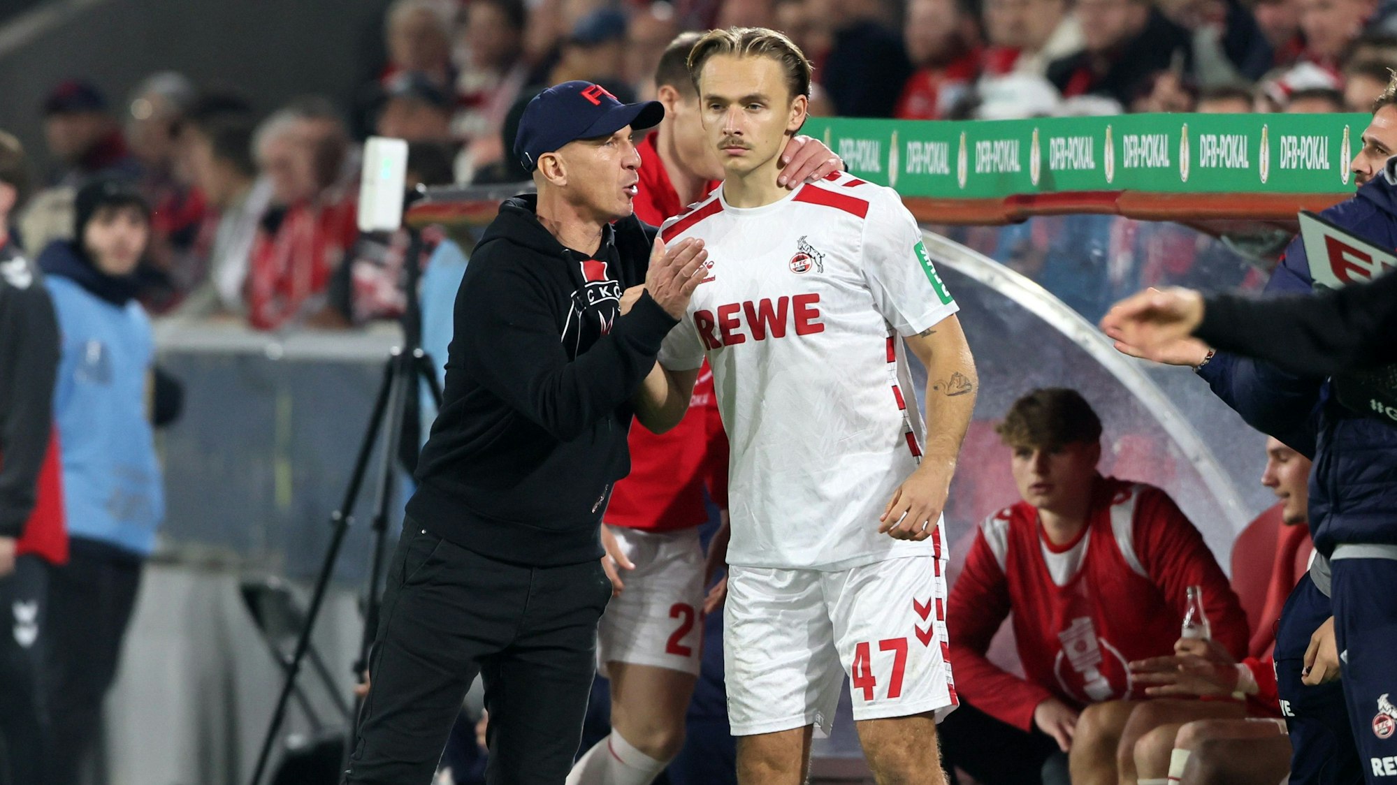 1. FC Köln vs. Holstein Kiel, DFB-Pokal, 2. Runde, 21.10.2024, 20.45 Uhr, von links: Gerhard Struber, Mathias Olesen (1. FC Köln), Bild: Herbert Bucco