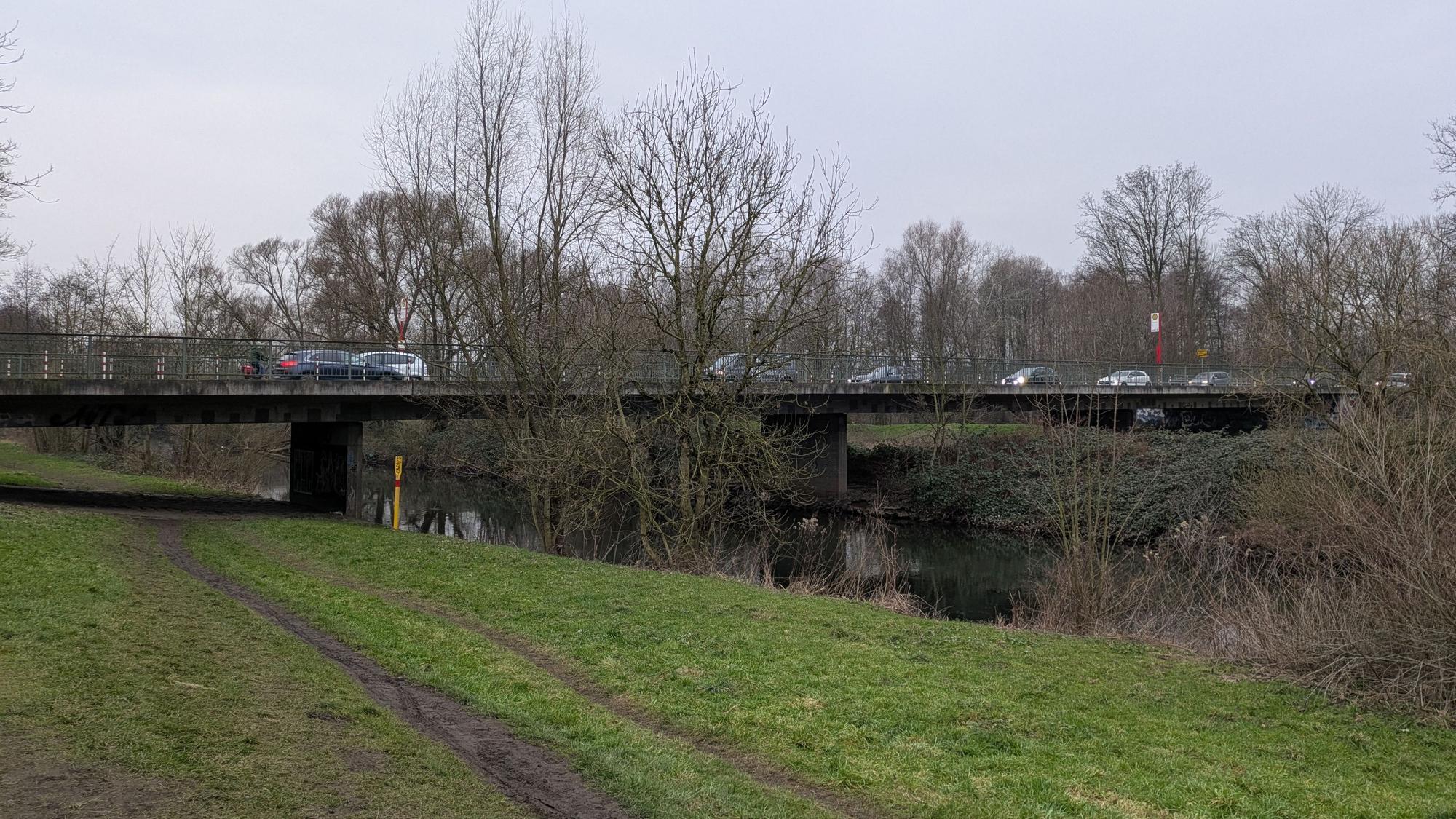Eine Brücke über die Wupper in Opladen