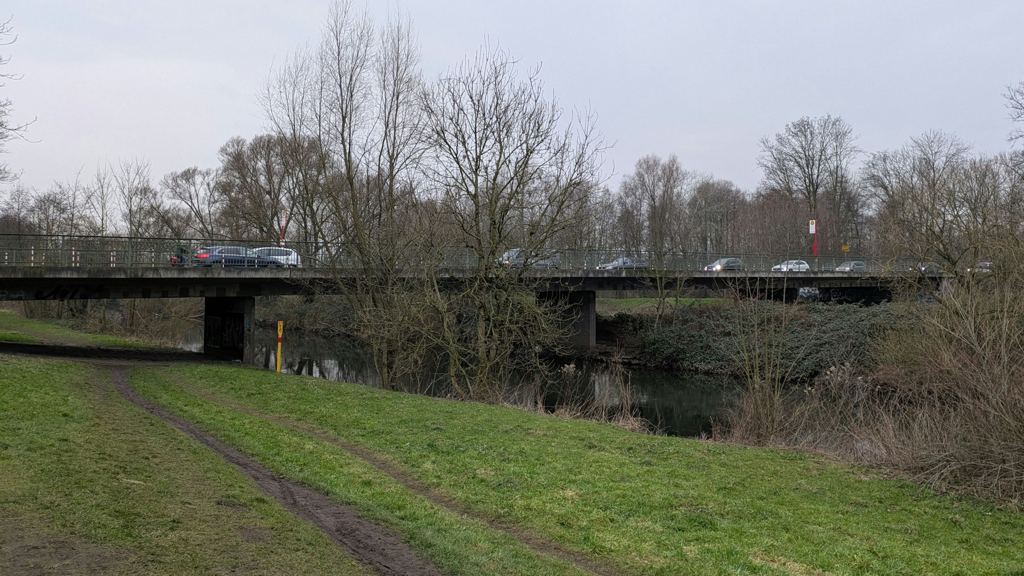Eine Brücke über die Wupper in Opladen