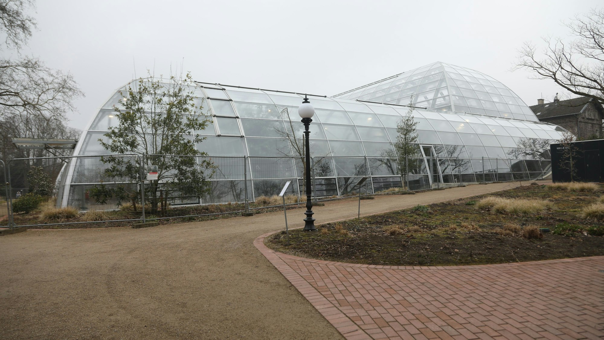 Blick von außen auf die neuen Schaugewächshäuser.