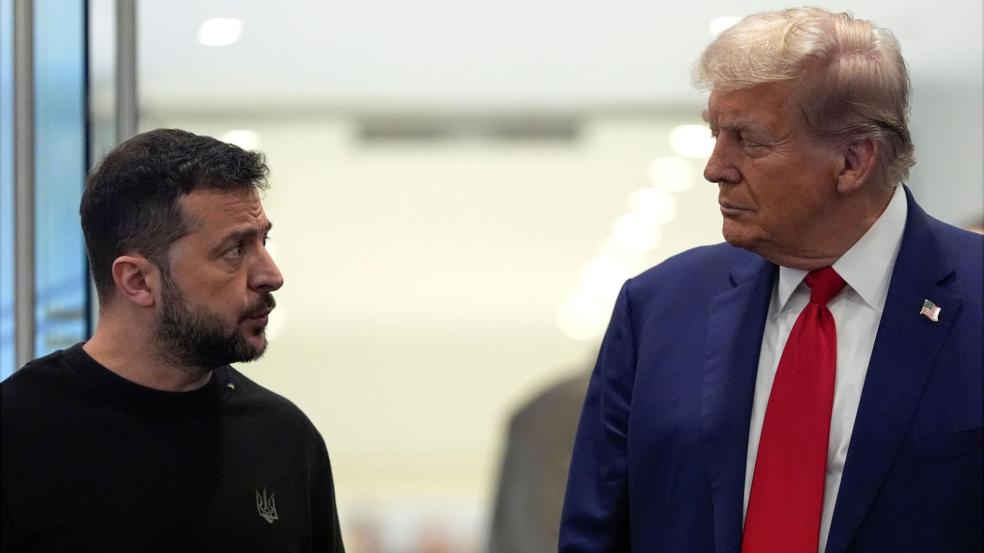 ARCHIV - 27.09.2024, USA, New York: Der republikanische Präsidentschaftskandidat und ehemalige Präsident Donald Trump (r) trifft Wolodymyr Selenskyj, Präsident der Ukraine, im Trump Tower.
