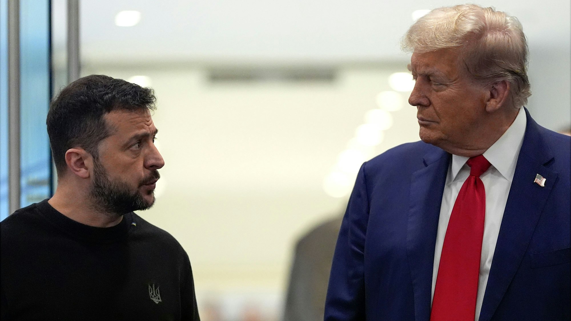 ARCHIV - 27.09.2024, USA, New York: Der republikanische Präsidentschaftskandidat und ehemalige Präsident Donald Trump (r) trifft Wolodymyr Selenskyj, Präsident der Ukraine, im Trump Tower.