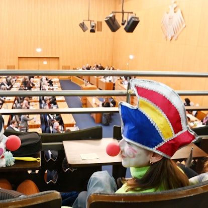 Verkleidete Demonstrierende auf der Ratstribüne.