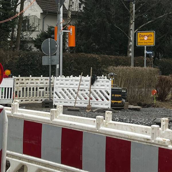 Baken und Warnleuchten an einer Straßenbaustelle
