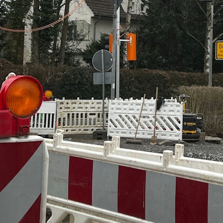 Baken und Warnleuchten an einer Straßenbaustelle