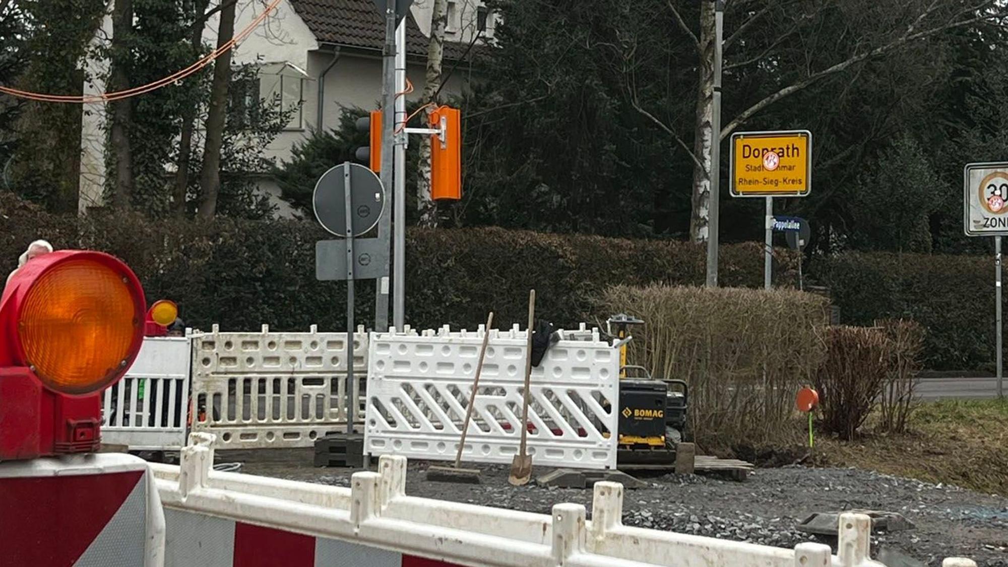 Baken und Warnleuchten an einer Straßenbaustelle