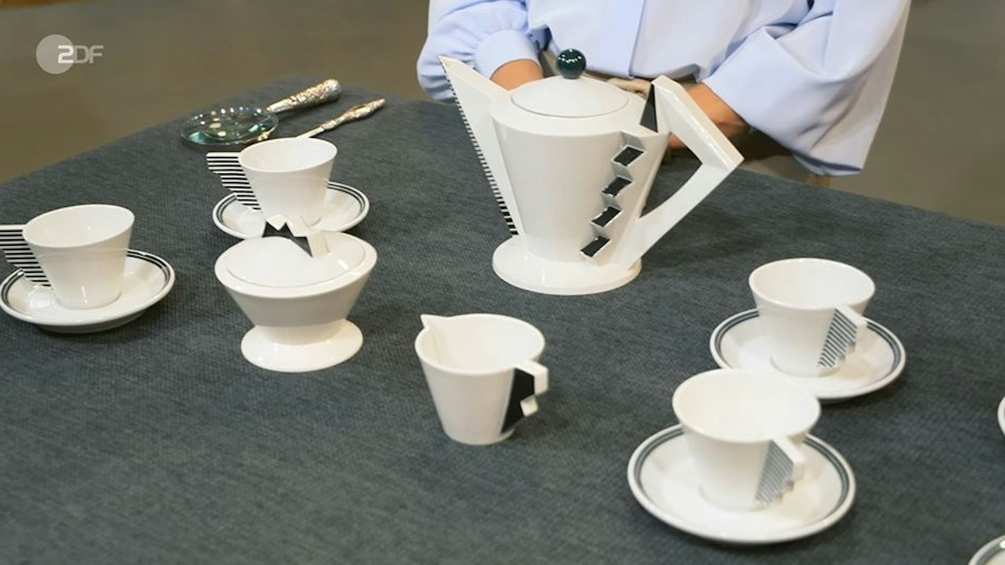 Das Tee-Service von Künstlerin Heide Warlamis bei „Bares für Rares“.