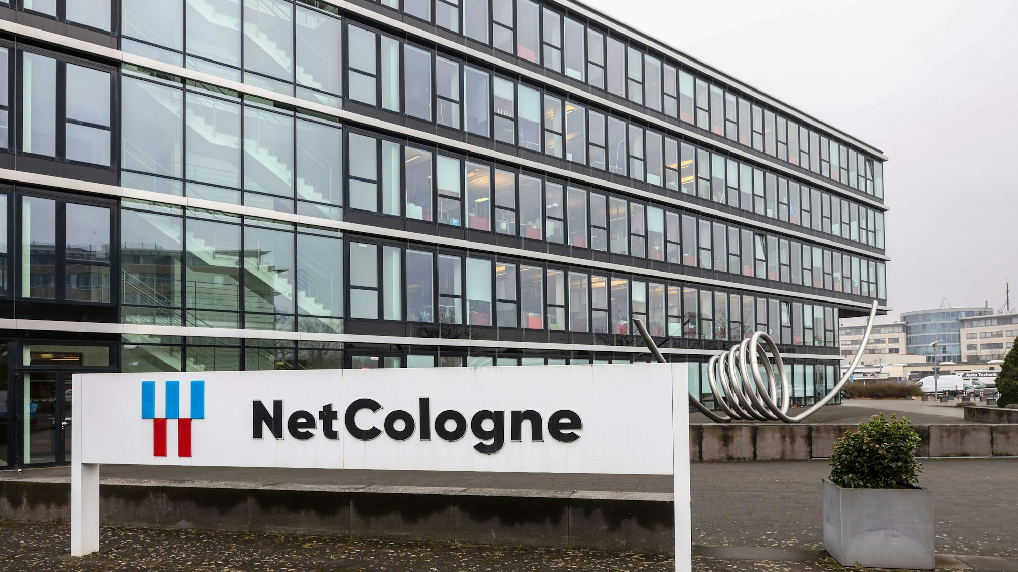 Die Zentrale des Internetproviders Netcologne in Ossendorf: Das Unternehmen erlebte am Donnerstag einen rund acht Stunden andauernden Ausfall seiner Infrastruktur.