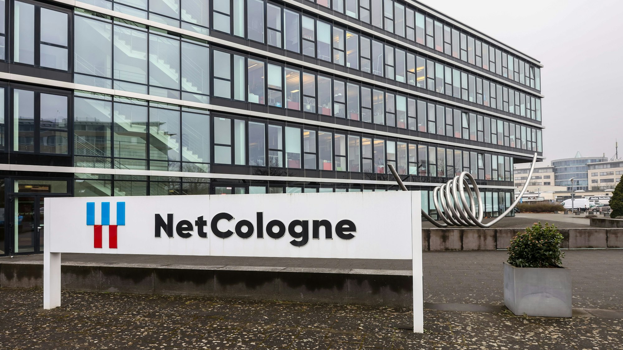 13.02.2025
Köln:
Die Zentrale des Internetproviders Netcologne in Ossendorf. Das Unternehmen erlebte gestern einen rund acht Stunden andauernden Ausfall seiner Infrastruktur. Tausende Kunden hatten keinen Internetzugang.
Adresse: Am Coloneum 9
Foto: Martina Goyert