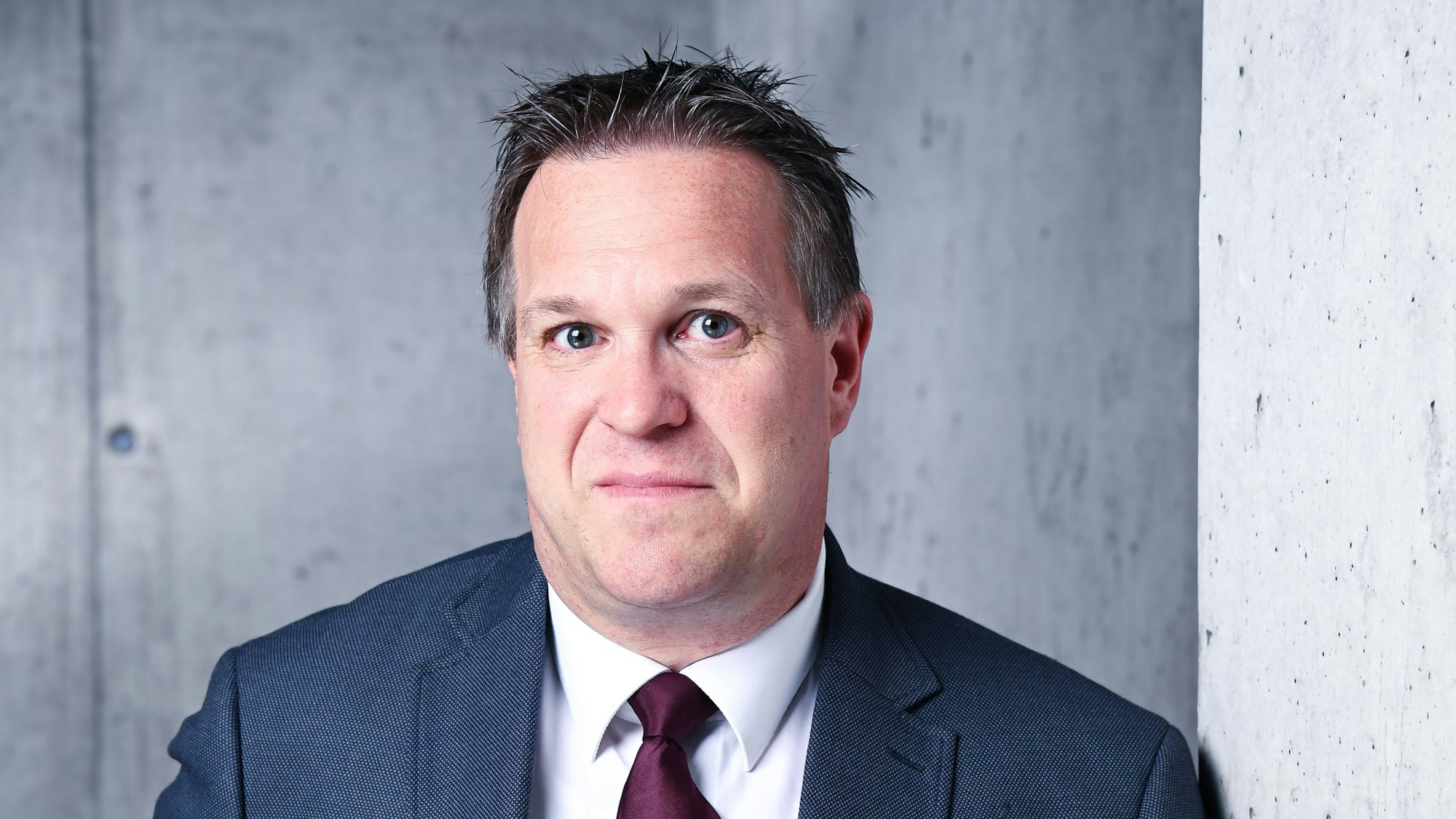 Zu sehen ist der Leverkusener Politiker Ulrich Wokulat, der für die Freien Wähler in den Bundestag einziehen will.