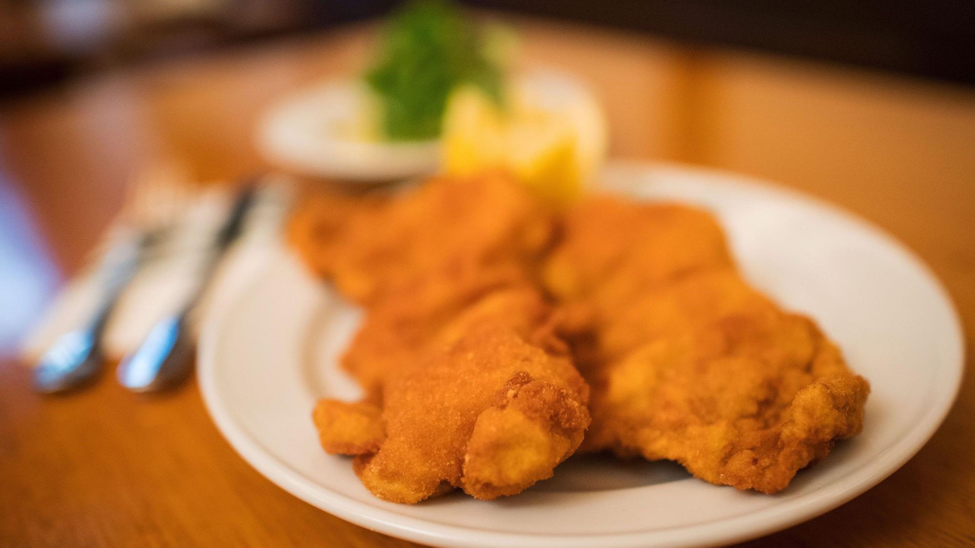 Zwei Wiener Schnitzel werden serviert.