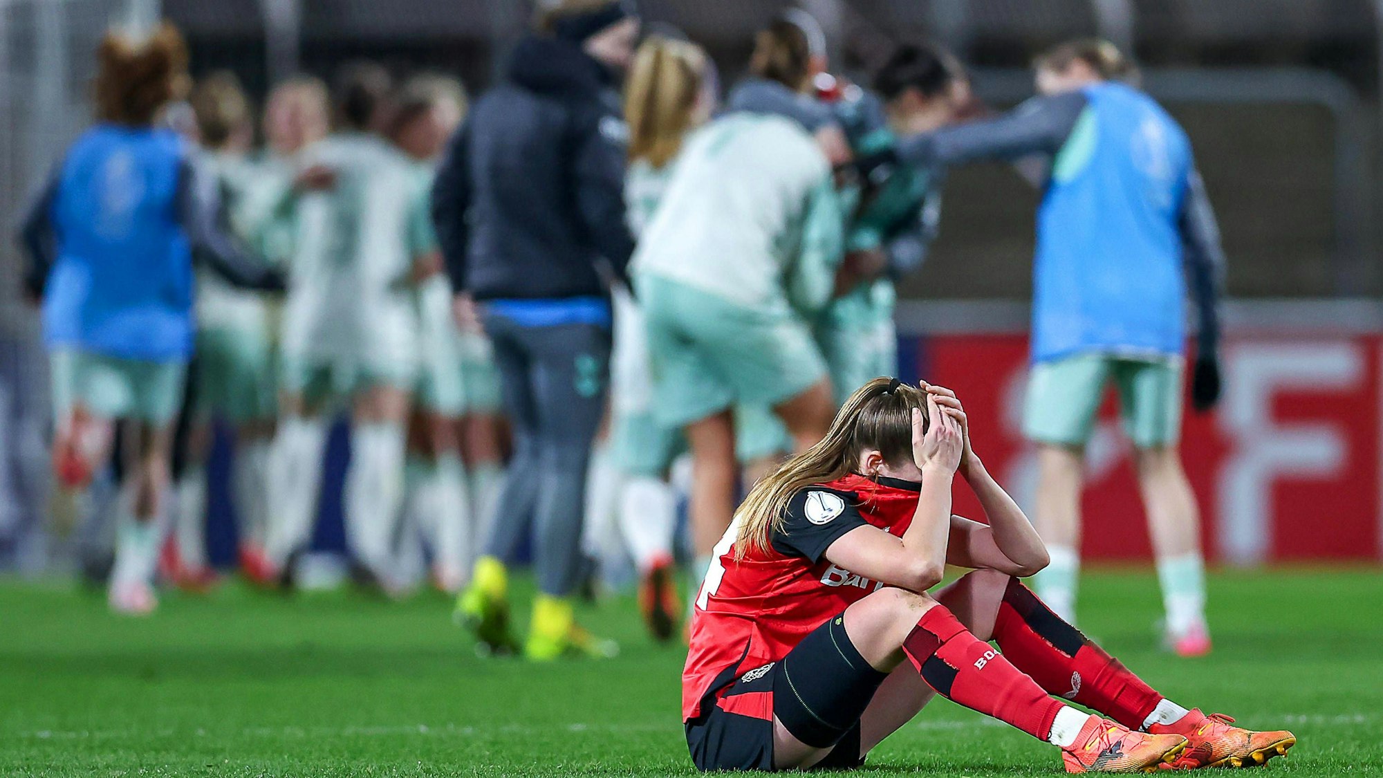 12.02.2025, Fußball, DFB-Pokal Viertelfinale Frauen, Bayer 04 Leverkusen - SV Werder Bremen, Ulrich-Haberland-Stadion, Saison 2024 2025: Enttäuschung nach der 0:1 Niederlage und dem Ausscheiden aus dem DFB-Pokal. Lilla Turanyi Bayer04 24 enttäuscht auf dem Spielfeld DFB regulations prohibit any use of photographs as image sequences and or quasi-video. Nordrhein-Westfalen Deutschland *** 12 02 2025, Soccer, DFB Pokal Quarterfinal Women, Bayer 04 Leverkusen SV Werder Bremen, Ulrich Haberland Stadion, Season 2024 2025 Disappointment after the 0 1 defeat and the elimination from the DFB Pokal Lilla Turanyi Bayer04 24 disappointed on the pitch DFB regulations prohibit any use of photographs as image sequences and or quasi video Nordrhein Westfalen Germany