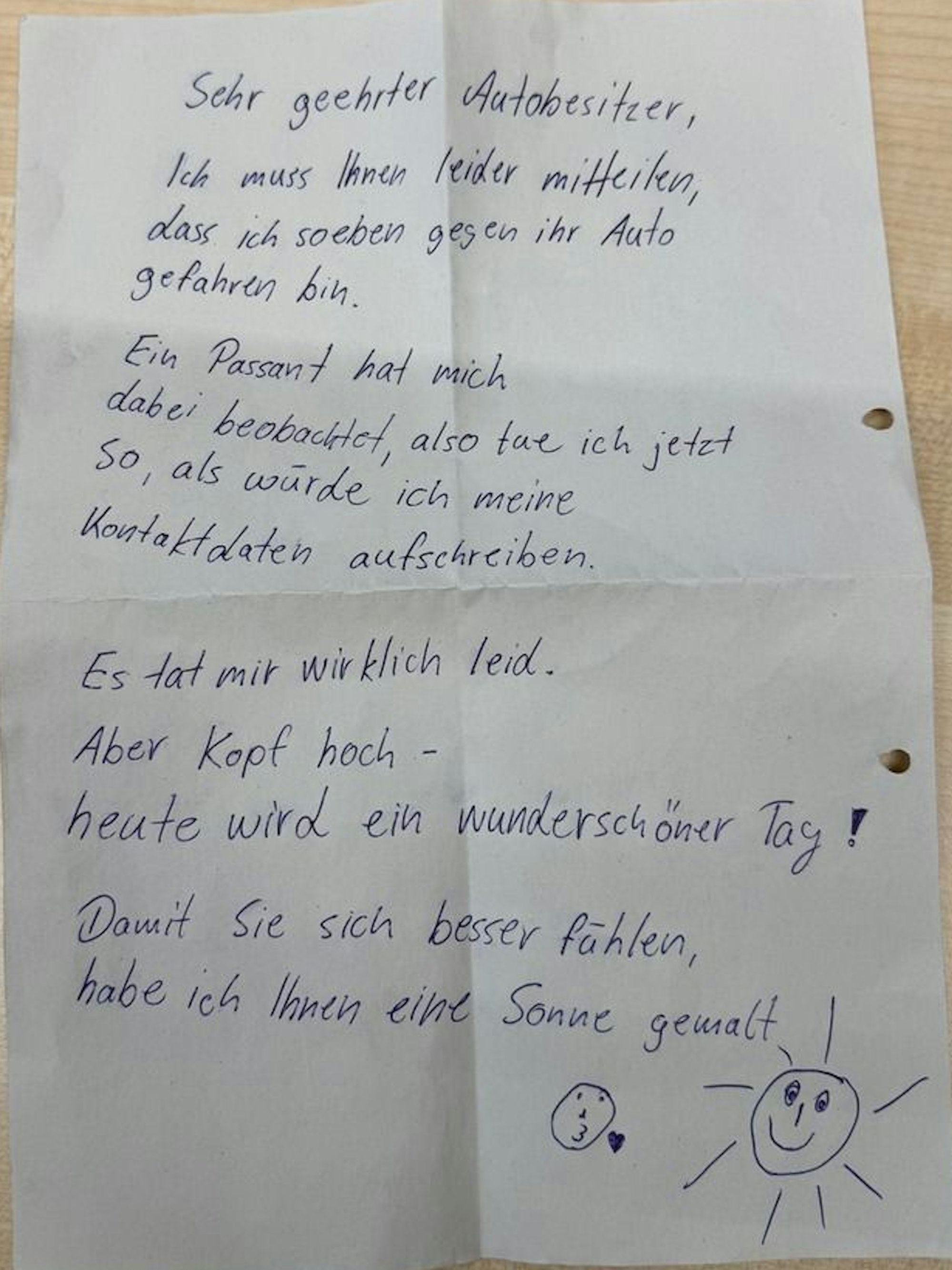 Diesen Zettel hat ein Unbekannter nach einem Unfall an dem Auto hinterlassen.