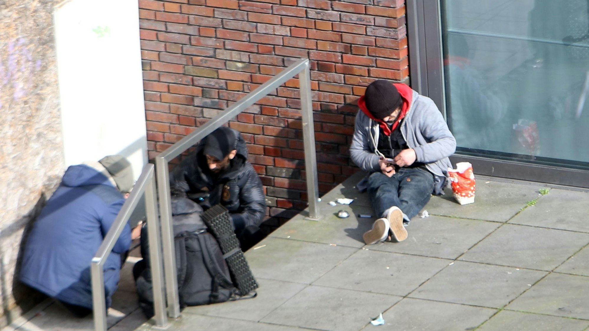 28.02.2024, Köln: Es wird geraucht und gespritzt. Versammlung von Junkies am Josef-Haubrich-Hof. Foto: Arton Krasniqi