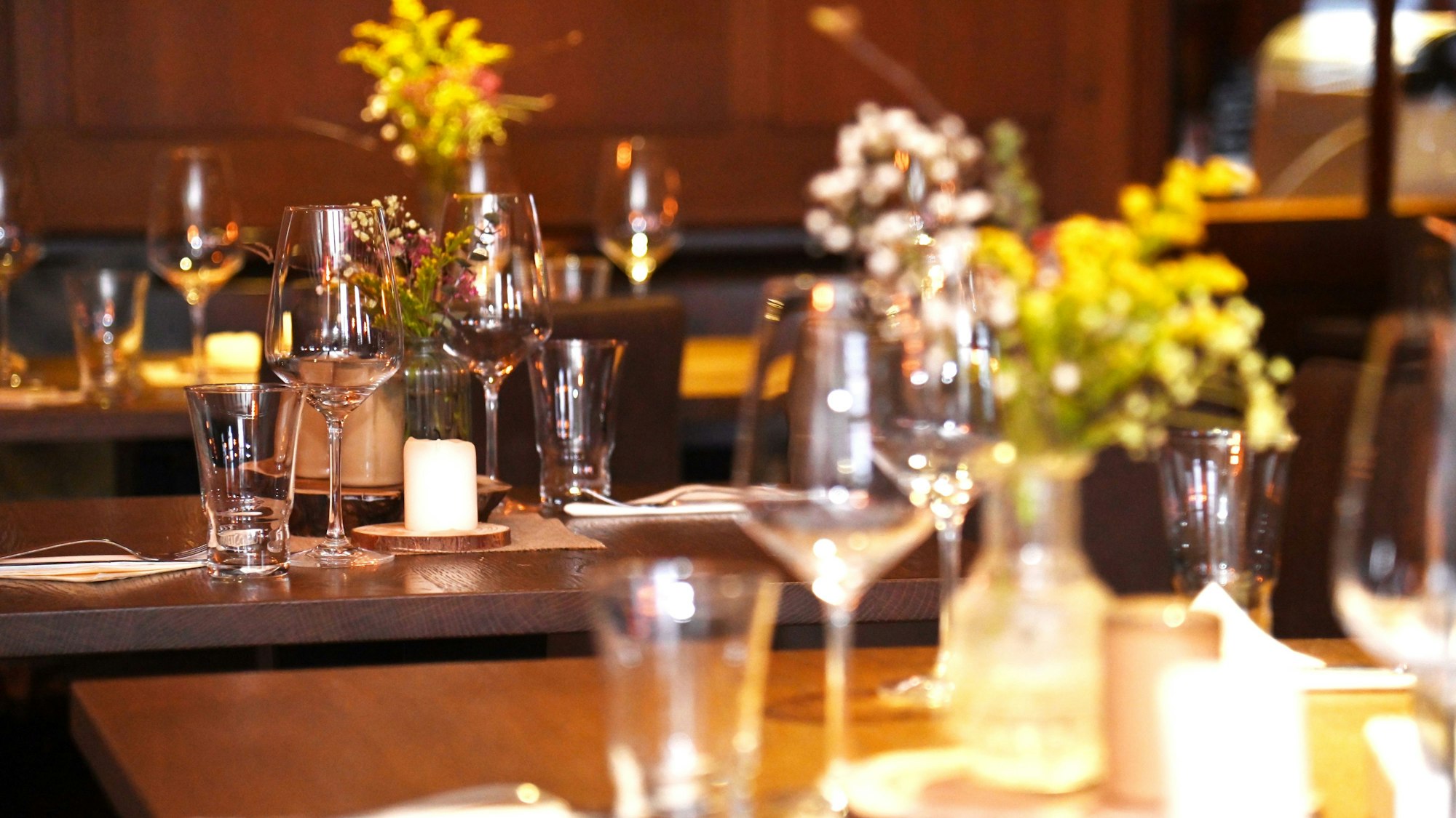 Einedeckte Holtzische mit kleinen Blumenbouquets sind zu sehen.