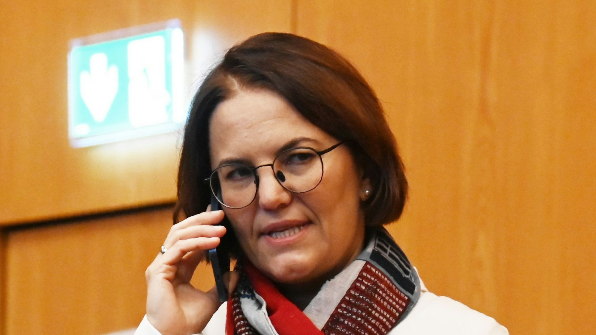 Viel zu besprechen: Kämmerin Dörte Diemert telefoniert vor der Ratssitzung.