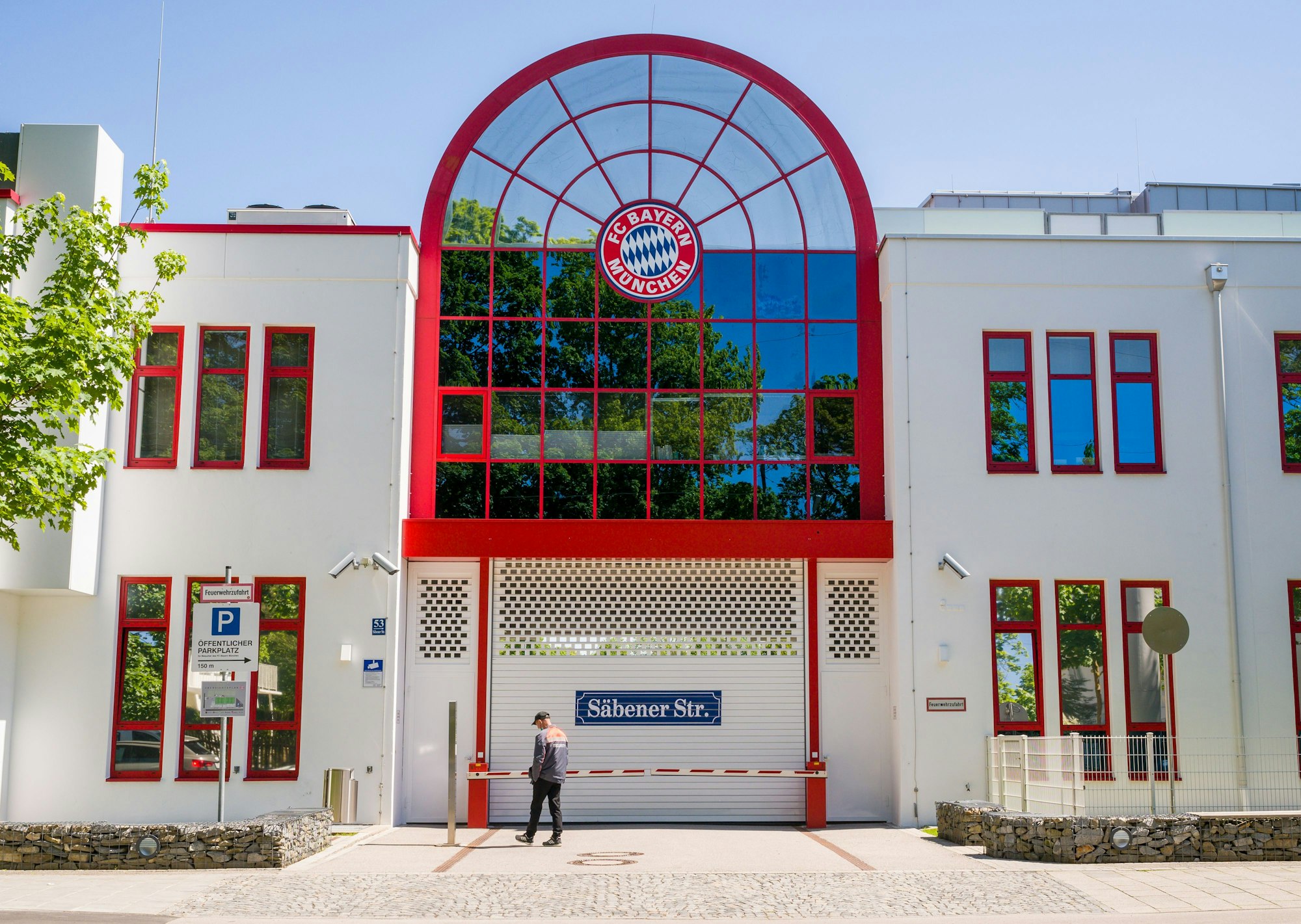 Der Haupteingang zum Trainingsgelände des FC Bayern München in der Säbenerstrasse in München.