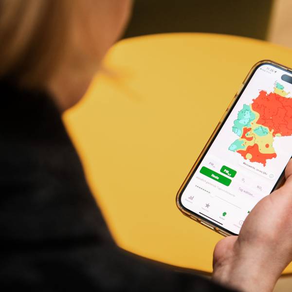 Feinstaub, Ozon, Stickstoffdioxid: Wie es um die Luftqualität in der eigenen Region steht, lässt sich mit Hilfe der App «Luftqualität» des Umweltbundesamtes herausfinden. (zu dpa: «Feinstaub: Wie steht es um die Luftqualität in meiner Nähe?») Foto: Christin Klose/dpa-tmn - Honorarfrei nur für Bezieher des dpa-Themendienstes +++ dpa-Themendienst +++