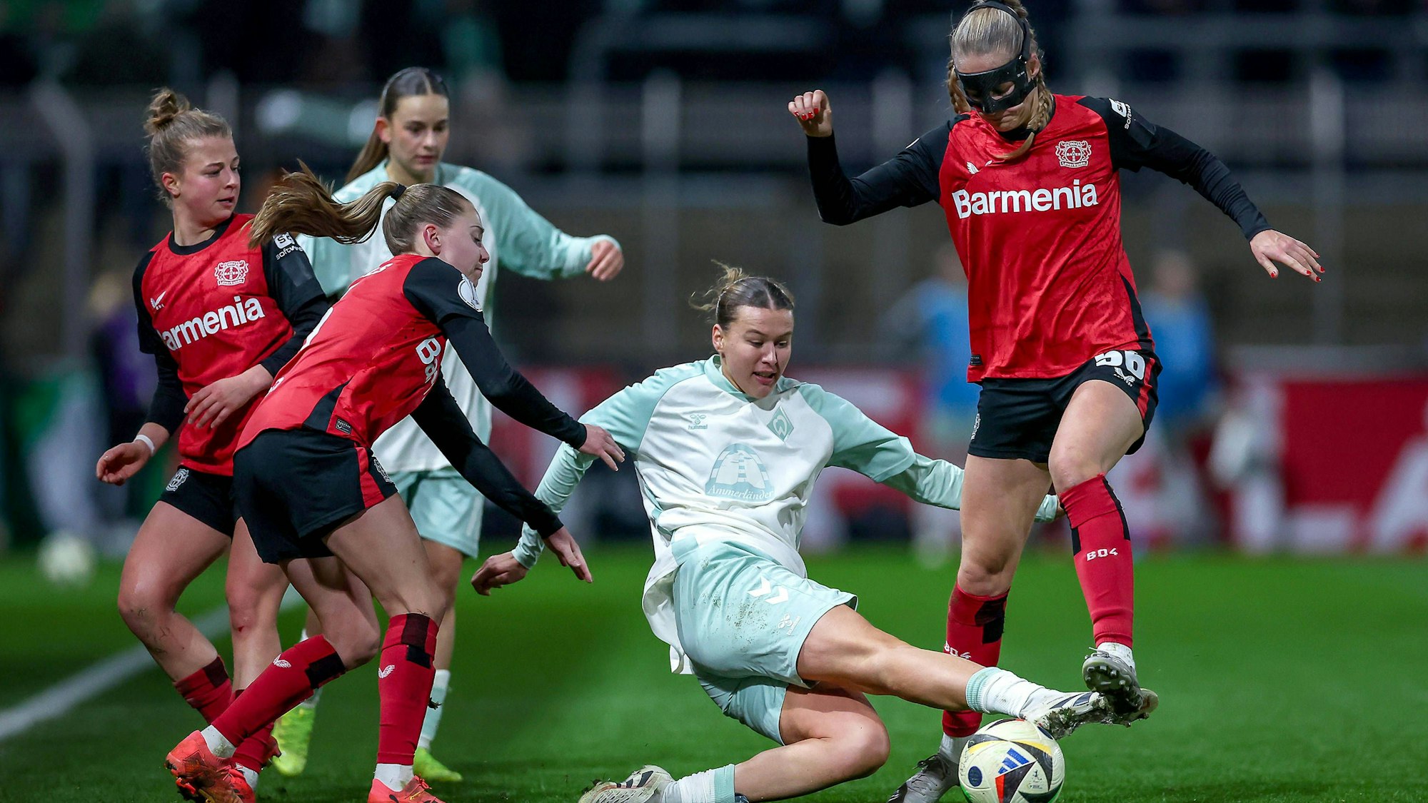 12.02.2025, Fußball, DFB-Pokal Viertelfinale Frauen, Bayer 04 Leverkusen - SV Werder Bremen, Ulrich-Haberland-Stadion, Saison 2024 2025: Larissa Mühlhaus Werder Bremen 7 im Zweikampf gegen Janou Levels Bayer04 5 und Juliette Angele Vidal Bayer04 56 DFB regulations prohibit any use of photographs as image sequences and or quasi-video. Nordrhein-Westfalen Deutschland *** 12 02 2025, Soccer, DFB Pokal Quarterfinal Women, Bayer 04 Leverkusen SV Werder Bremen, Ulrich Haberland Stadion, Saison 2024 2025 Larissa Mühlhaus Werder Bremen 7 in duel against Janou Levels Bayer04 5 and Juliette Angele Vidal Bayer04 56 DFB regulations prohibit any use of photographs as image sequences and or quasi video Nordrhein Westfalen Germany