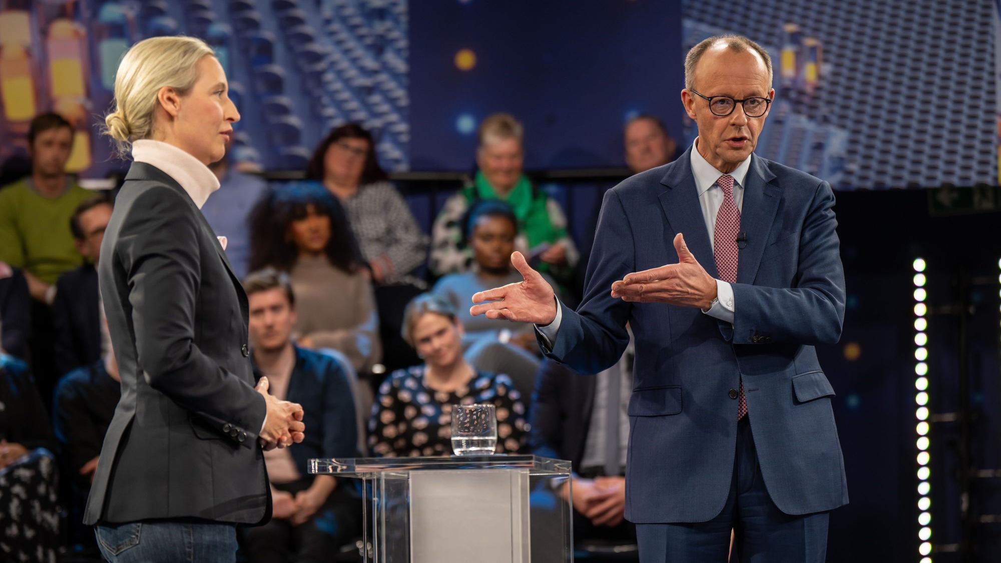 13.02.2025, Berlin: Friedrich Merz, Kanzlerkandidat und Vorsitzender der CDU, spricht mit Alice Weidel, Kanzlerkandidatin der AfD, in der ZDF-Sendung «Klartext».
