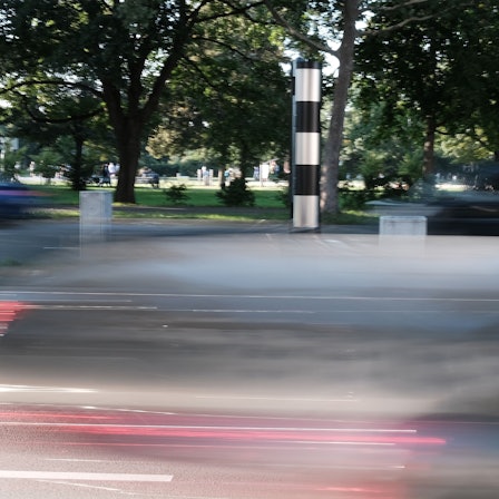 Auf der Inneren Kanalstraße vor dem Finanzamt Nord hat die Stadt Köln einen Starenkasten (Radarfalle, Blitzer) installiert. Er kann in beide Fahrrichtungen blitzen und vermutlich auch alle Spuren überwachen.