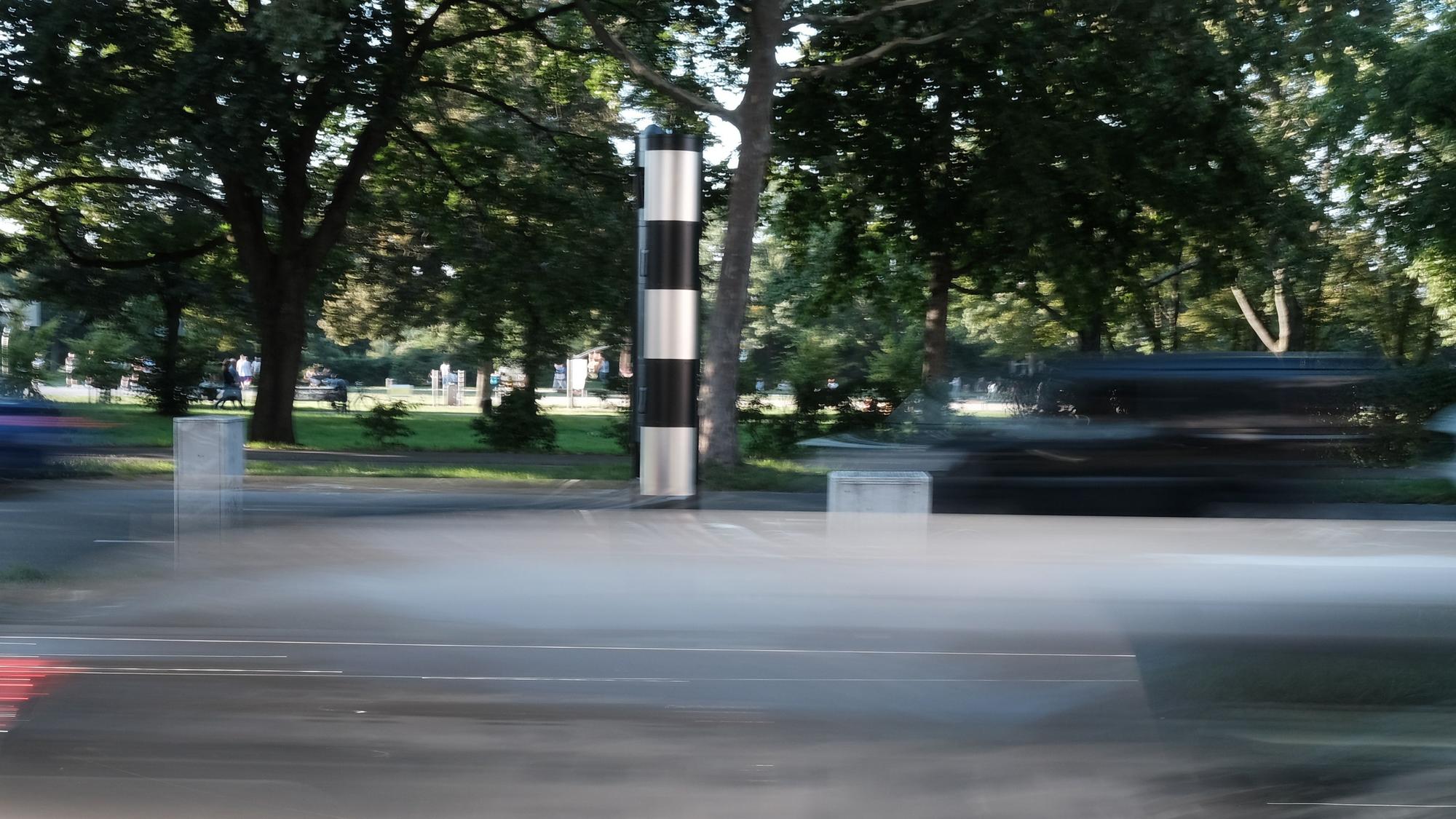 Auf der Inneren Kanalstraße vor dem Finanzamt Nord hat die Stadt Köln einen Starenkasten (Radarfalle, Blitzer) installiert. Er kann in beide Fahrrichtungen blitzen und vermutlich auch alle Spuren überwachen.
