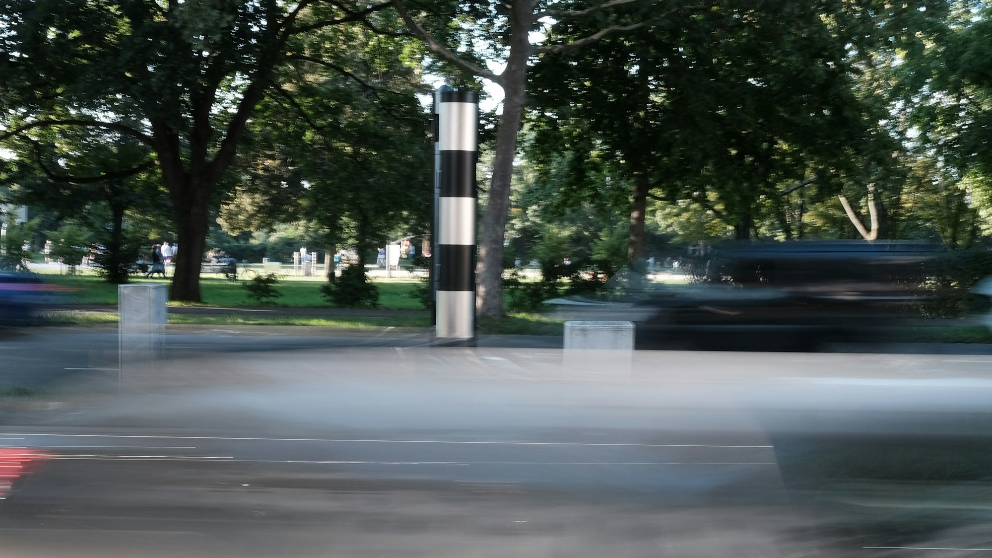 Auf der Inneren Kanalstraße vor dem Finanzamt Nord hat die Stadt Köln einen Starenkasten (Radarfalle, Blitzer) installiert. Er kann in beide Fahrrichtungen blitzen und vermutlich auch alle Spuren überwachen.