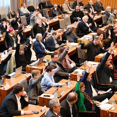 Arm hoch zur Abstimmung: Ein Blick in den Ratssaal.