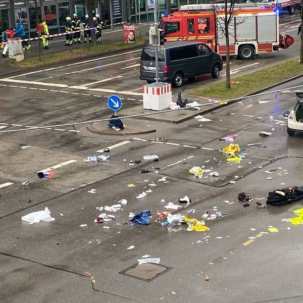 13.02.2025, Bayern, München: Ein Auto steht am Einsatzorte. In der Münchner Innenstadt ist ein Fahrzeug in eine Menschengruppe gefahren. Wie die Polizei auf der Plattform X mitteilte, wurden mehrere Menschen verletzt. Foto: Alexa Gräf/dpa +++ dpa-Bildfunk +++