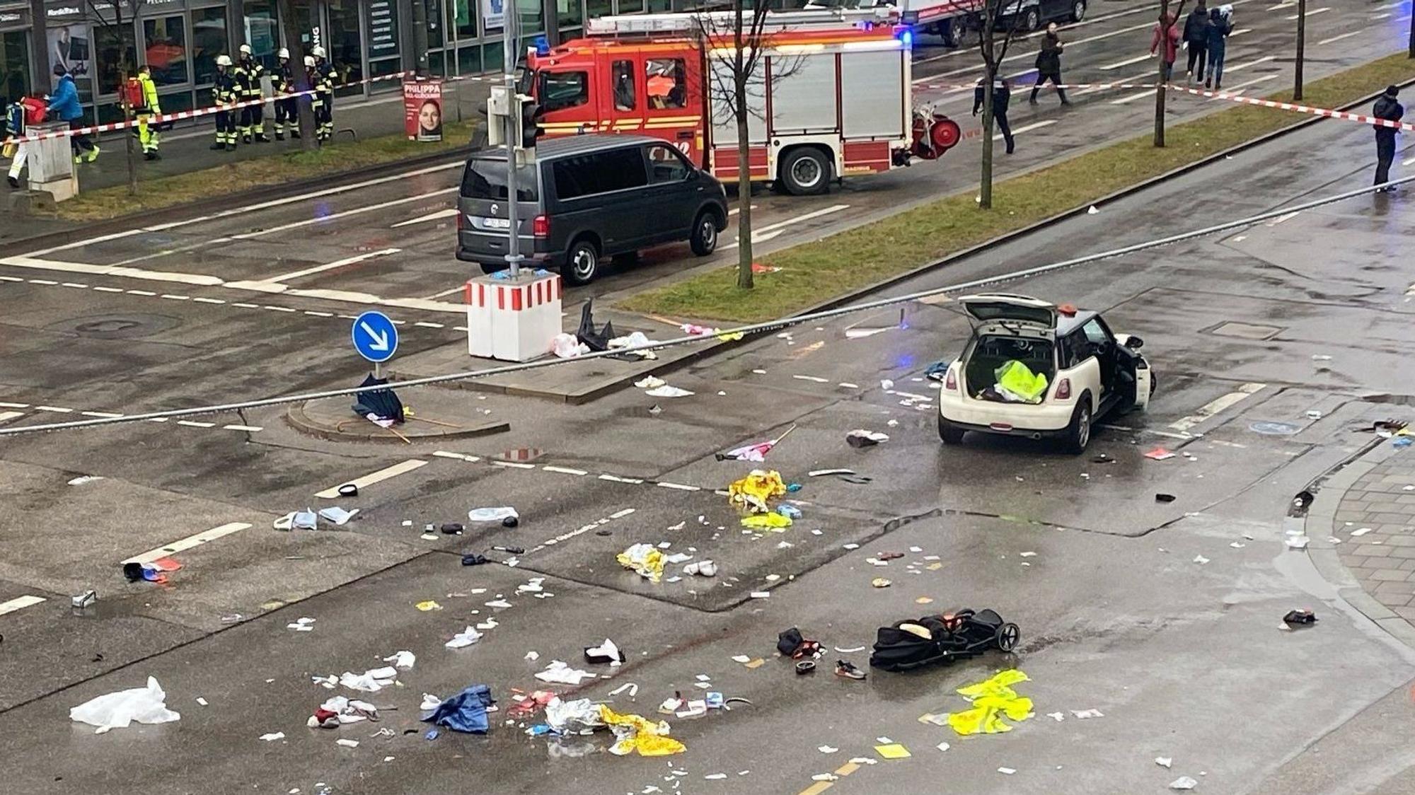 13.02.2025, Bayern, München: Ein Auto steht am Einsatzorte. In der Münchner Innenstadt ist ein Fahrzeug in eine Menschengruppe gefahren. Wie die Polizei auf der Plattform X mitteilte, wurden mehrere Menschen verletzt. Foto: Alexa Gräf/dpa +++ dpa-Bildfunk +++