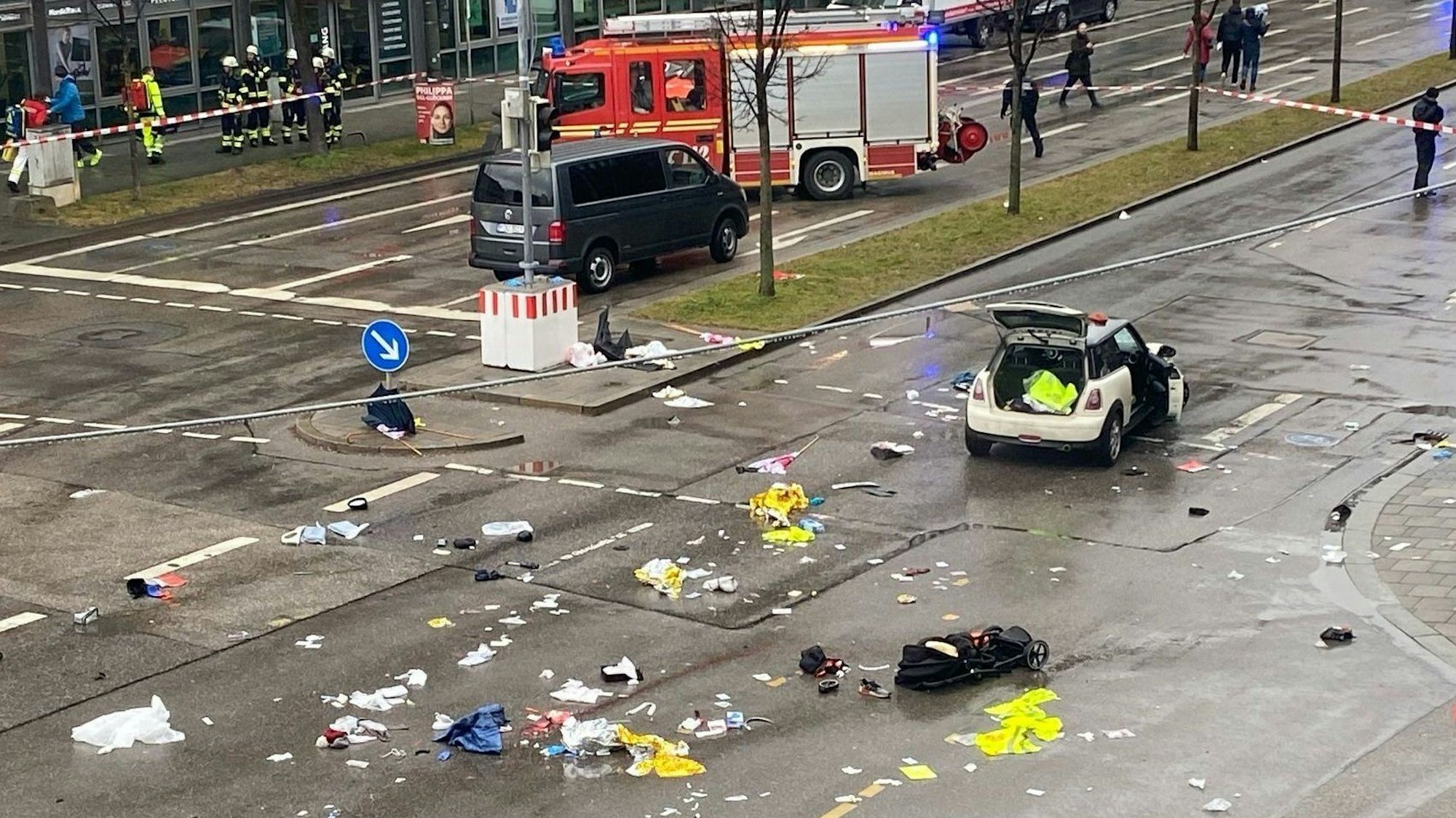 13.02.2025, Bayern, München: Ein Auto steht am Einsatzorte. In der Münchner Innenstadt ist ein Fahrzeug in eine Menschengruppe gefahren. Wie die Polizei auf der Plattform X mitteilte, wurden mehrere Menschen verletzt. Foto: Alexa Gräf/dpa +++ dpa-Bildfunk +++