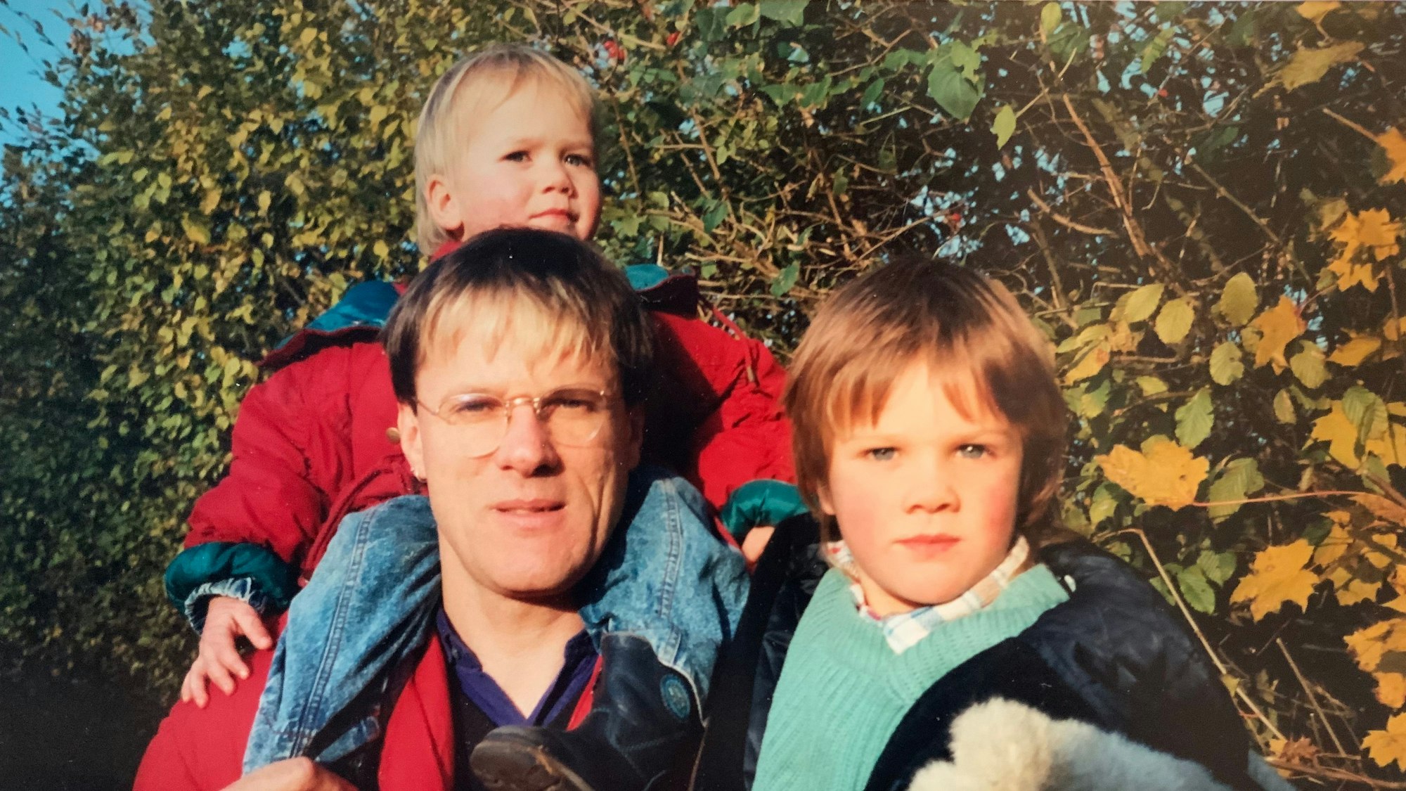 Walter Hoischen mit seinen Söhnen.