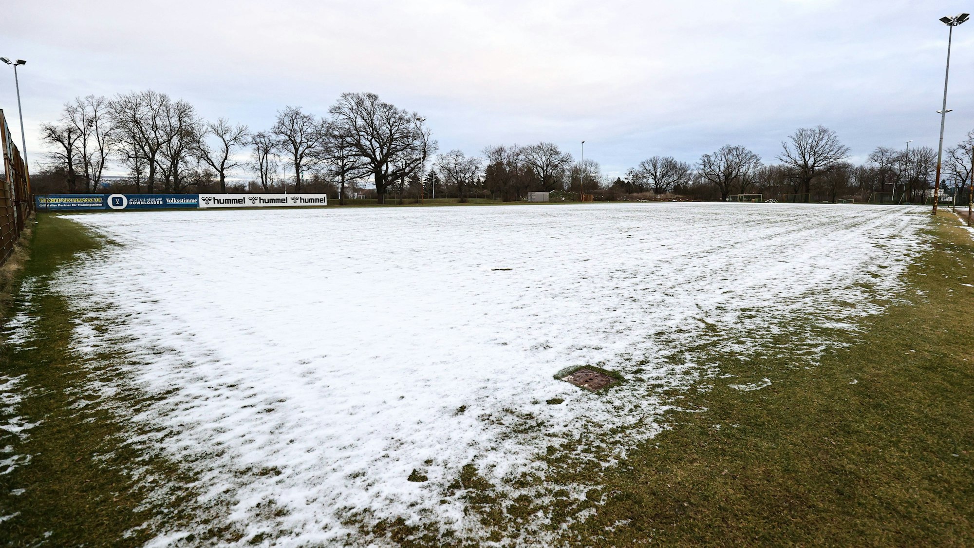 Wie auf diesem Archivbild aus dem Januar war der Trainingsplatz an der Avnet-Arena auch am Donnerstag schneebedeckt.