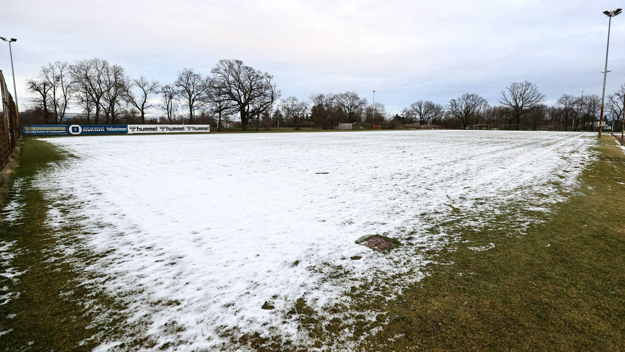 Wie auf diesem Archivbild aus dem Januar war der Trainingsplatz an der Avnet-Arena auch am Donnerstag schneebedeckt.