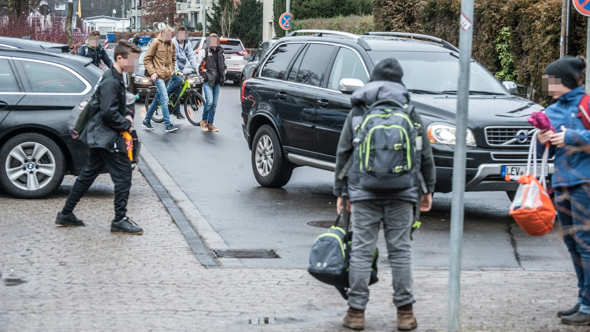 Abhol- und Schülerverkehr an der von-Diergardt-Straße nach Ende der sechsten Stunde 13.35 Uhr