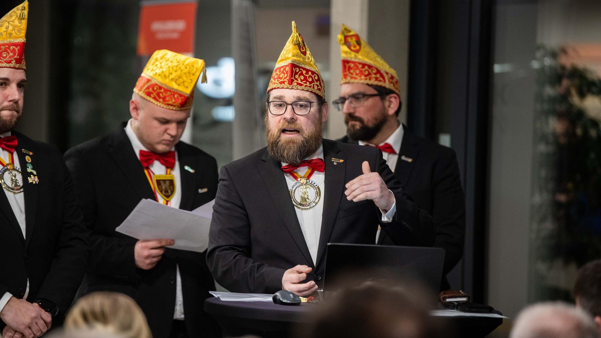 Das Bild zeigt den Zugleiter während der Zugversammlung im Office Park.