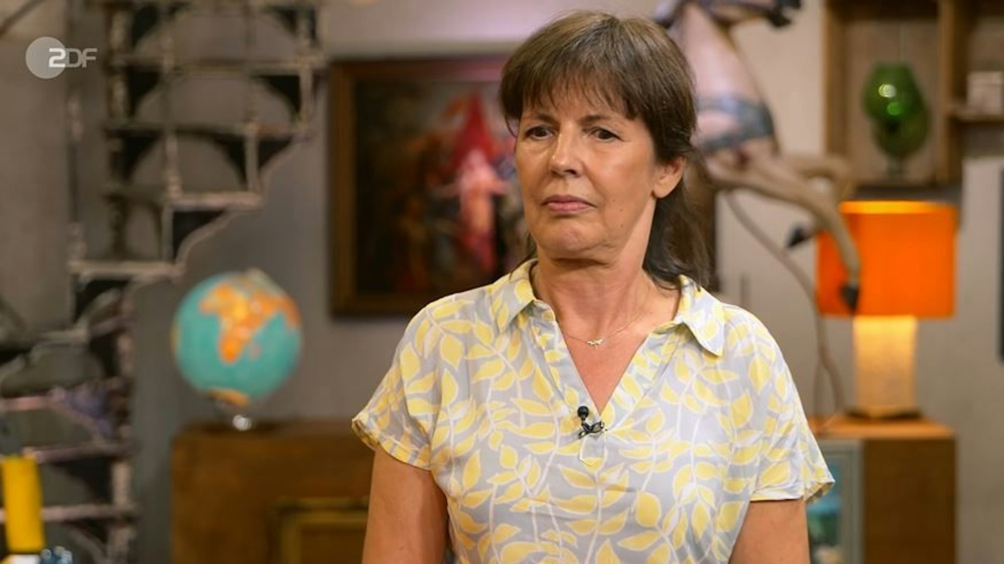Die 62-Jährige aus Odenthal war über die Unterbrechung bei „Bares für Rares“ sichtlich irritiert.
