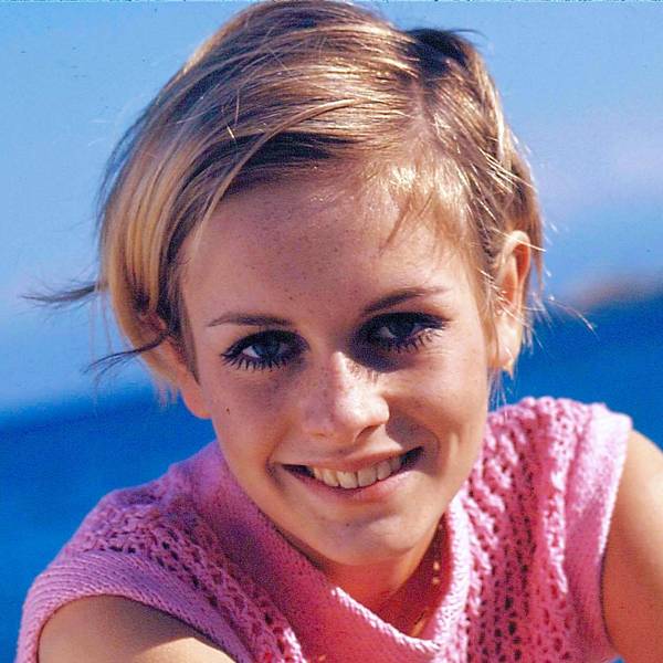 Twiggy lächelt in die Kamera.